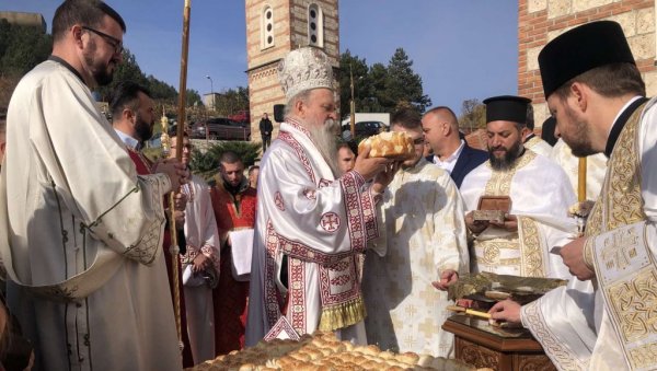 ОВАЈ ГРАД ОКУПИРАН И ДА ГРАЂАНИ НЕМАЈУ СЛОБОДУ: Митрополит Теодoсије служио литургију поводом славе Косовске Митровице ОВАЈ ГРАД ОКУПИРАН И ДА ГРАЂАНИ НЕМАЈУ СЛОБОДУ: Митрополит Теодoсије служио литургију поводом славе Косовске Митровице