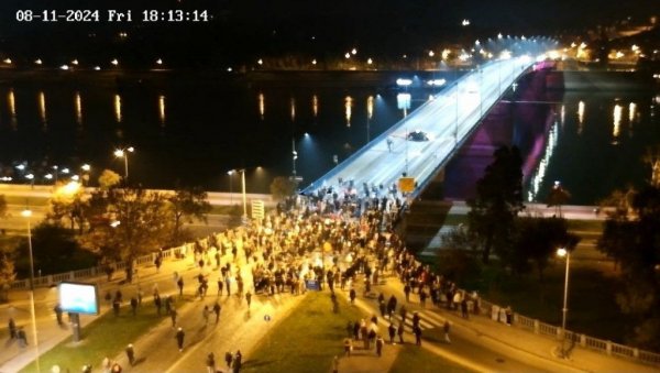 ОПОЗИЦИНИ НОВИНАР ПРИЗНАО: Тек нас пар стотина би да малтретира цео Нови Сад и да скупља јефтине политичке поене (ФОТО) ОПОЗИЦИНИ НОВИНАР ПРИЗНАО: Тек нас пар стотина би да малтретира цео Нови Сад и да скупља јефтине политичке поене (ФОТО)