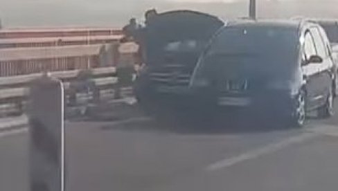 LANČANI SUDAR KOD BEŠKE: Delovi vozila rasuti po putu (VIDEO) LANČANI SUDAR KOD BEŠKE: Delovi vozila rasuti po putu (VIDEO)