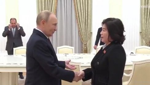 ЈЕДАН МИНУТ ЈОЈ НИЈЕ ПУСТИО РУКУ: Свет прича о сусрету Путина и Хуи (ВИДЕО) ЈЕДАН МИНУТ ЈОЈ НИЈЕ ПУСТИО РУКУ: Свет прича о сусрету Путина и Хуи (ВИДЕО)