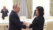 JEDAN MINUT JOJ NIJE PUSTIO RUKU: Svet priča o susretu Putina i Hui (VIDEO) JEDAN MINUT JOJ NIJE PUSTIO RUKU: Svet priča o susretu Putina i Hui (VIDEO)