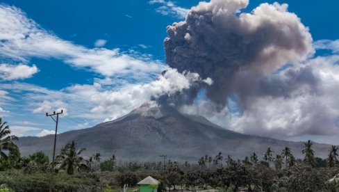 STRAVIČNA ERUPCIJA VULKANA U INDONEZIJI: Hiljade ljudi evakuisano, devetoro poginulo (FOTO/VIDEO) STRAVIČNA ERUPCIJA VULKANA U INDONEZIJI: Hiljade ljudi evakuisano, devetoro poginulo (FOTO/VIDEO)