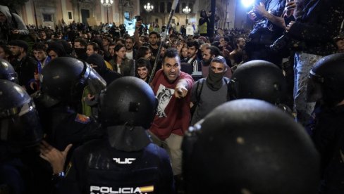 NAŠE RUKE SU UMRLJANE BLATOM, VAŠE KRVLJU: Demonstranti nasrnuli na policiju u Španiji, uzvikuju - Ubice (VIDEO) NAŠE RUKE SU UMRLJANE BLATOM, VAŠE KRVLJU: Demonstranti nasrnuli na policiju u Španiji, uzvikuju - Ubice (VIDEO)