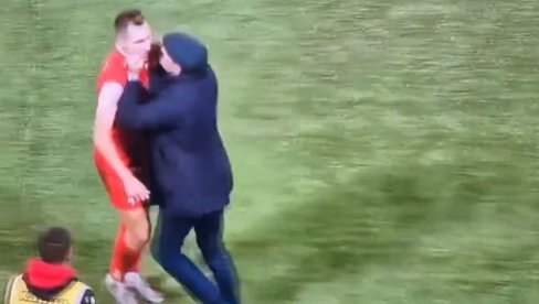 PAO MU JE MRAK NA OČI: Dobio crveni karton, a trener mu je pokazao šta misli (VIDEO) PAO MU JE MRAK NA OČI: Dobio crveni karton, a trener mu je pokazao šta misli (VIDEO)