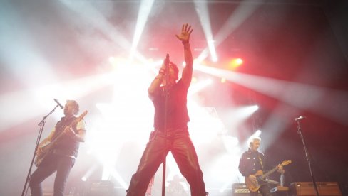 PARNI VALJAK U BEOGRADU: Rokeri održali koncert za pamćenje (FOTO) PARNI VALJAK U BEOGRADU: Rokeri održali koncert za pamćenje (FOTO)