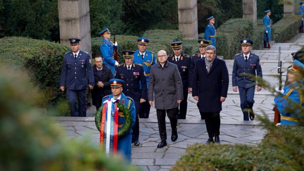 НЕКА ЖИВИ СРБИЈА У ВЕЧНОСТИ: Вучевић положио венац на Споменик незнаном јунаку на Авали (ФОТО) НЕКА ЖИВИ СРБИЈА У ВЕЧНОСТИ: Вучевић положио венац на Споменик незнаном јунаку на Авали (ФОТО)