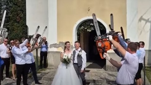VENČANJE KAKVO JOŠ NISMO VIDELI! Mladenci izašli iz crkve - sačekalo ih iznenađenje (VIDEO) VENČANJE KAKVO JOŠ NISMO VIDELI! Mladenci izašli iz crkve - sačekalo ih iznenađenje (VIDEO)