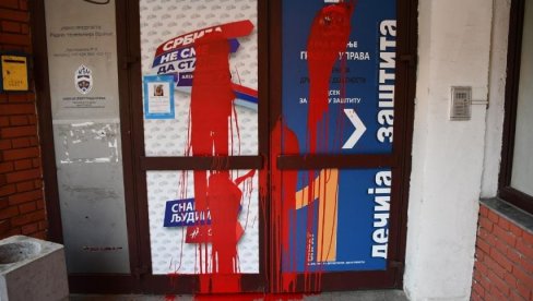 CRVENA FARBA NA VRATIMA SNS-a: Oglasili se vranjski naprednjaci CRVENA FARBA NA VRATIMA SNS-a: Oglasili se vranjski naprednjaci