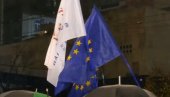 SAMI SE RAZOTKRILI: Zastava evromajdana na protestima (FOTO) SAMI SE RAZOTKRILI: Zastava evromajdana na protestima (FOTO)