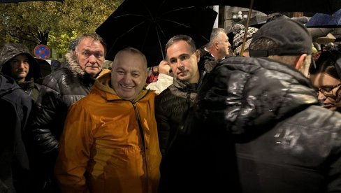 CRKAVA OD SMEHA: Toliko o pijetetu prema žrtvama - Milivojević se baš dobro zabavlja na protestu (FOTO) CRKAVA OD SMEHA: Toliko o pijetetu prema žrtvama - Milivojević se baš dobro zabavlja na protestu (FOTO)