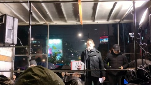 CVILEĆETE KO KEROVI, TREBA DA NAS SE PLAŠITE: Na protestu opozicije govorio Cicvarić koji je pretio policiji CVILEĆETE KO KEROVI, TREBA DA NAS SE PLAŠITE: Na protestu opozicije govorio Cicvarić koji je pretio policiji