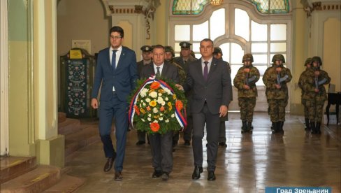 CVEĆE NA SPOMEN PLOČU BRIGADIRA RISTIĆA: Grad Zrenjanin obeležio Dan primirja CVEĆE NA SPOMEN PLOČU BRIGADIRA RISTIĆA: Grad Zrenjanin obeležio Dan primirja