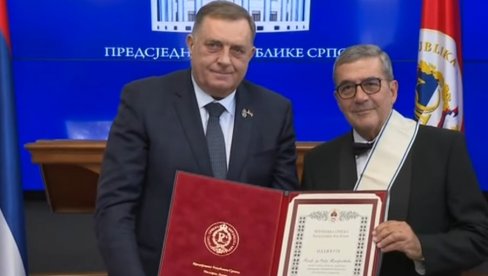DODIK ODLIKOVAO SRĐU TRIFKOVIĆA: Profesor saopštio sjajne vesti za srpski narod (VIDEO) DODIK ODLIKOVAO SRĐU TRIFKOVIĆA: Profesor saopštio sjajne vesti za srpski narod (VIDEO)