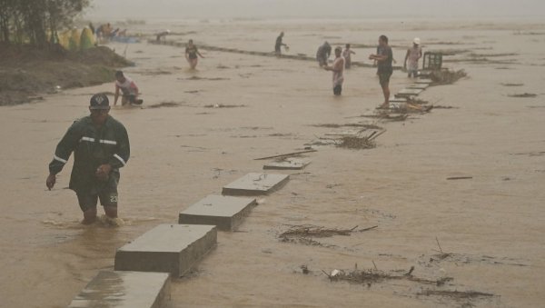 ПОПЛАВЕ НА СВЕ СТРАНЕ, ЉУДИ ОСТАЛИ БЕЗ СТРУЈЕ... Снажно невреме оставило пустош за собом (ФОТО) ПОПЛАВЕ НА СВЕ СТРАНЕ, ЉУДИ ОСТАЛИ БЕЗ СТРУЈЕ... Снажно невреме оставило пустош за собом (ФОТО)