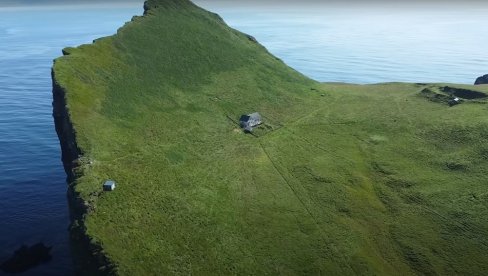 NAJUSAMLJENIJA KUĆA NA SVETU: Evo šta se nalazi unutra - da li biste smeli da prespavate ovde? (VIDEO) NAJUSAMLJENIJA KUĆA NA SVETU: Evo šta se nalazi unutra - da li biste smeli da prespavate ovde? (VIDEO)