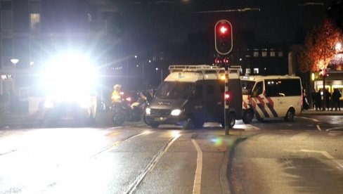 NA SNAZI VANREDNO STANJE: Zapaljen tramvaj, vozila gađana kamenicama, policija najavila brojna hapšenja (FOTO) NA SNAZI VANREDNO STANJE: Zapaljen tramvaj, vozila gađana kamenicama, policija najavila brojna hapšenja (FOTO)