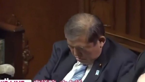 УВЕК ЈЕ ПРАВО ВРЕМЕ ЗА ДРЕМКУ: Премијер се мало опустио... (ВИДЕО) УВЕК ЈЕ ПРАВО ВРЕМЕ ЗА ДРЕМКУ: Премијер се мало опустио... (ВИДЕО)