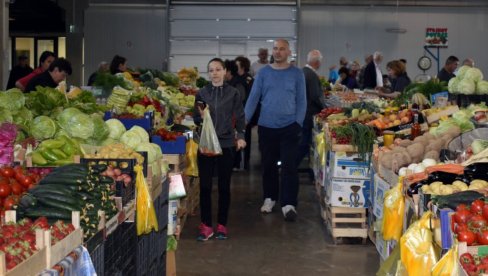 RUMUNI SAD KUPUJU NA NAŠIM TEZGAMA: Komšije masovno prelaze granice da bi pazarili kod nas RUMUNI SAD KUPUJU NA NAŠIM TEZGAMA: Komšije masovno prelaze granice da bi pazarili kod nas