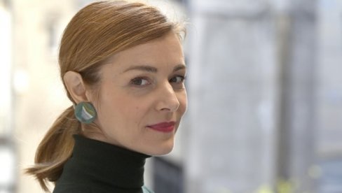 PONEKAD ME ODUVA RADOST PUBLIKE: Glumica Bojana Stefanović igra pet likova u komičnoj melodrami Gordost i predrasude PONEKAD ME ODUVA RADOST PUBLIKE: Glumica Bojana Stefanović igra pet likova u komičnoj melodrami Gordost i predrasude