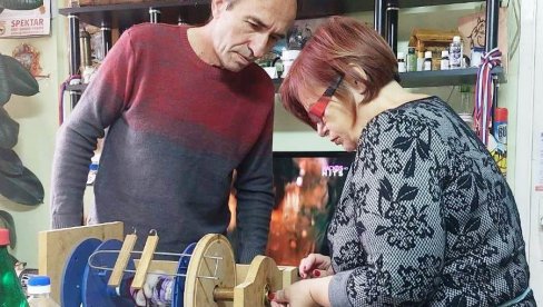 „VRETENO, PRESLICA, OBIČAJI“: Stari zanat i u paraćinskom Udruženju distrofičara (FOTO) „VRETENO, PRESLICA, OBIČAJI“: Stari zanat i u paraćinskom Udruženju distrofičara (FOTO)