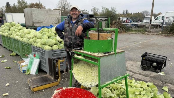РОДИО МАЊЕ НЕГО РАНИЈИХ ГОДИНА: На зрењанинској пијаци слаба понуда купуса, а цена ће, кажу продавци, да расте (ФОТО) РОДИО МАЊЕ НЕГО РАНИЈИХ ГОДИНА: На зрењанинској пијаци слаба понуда купуса, а цена ће, кажу продавци, да расте (ФОТО)