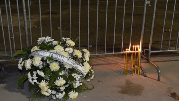 ДЕЛЕГАЦИЈА ФСС НА МЕСТУ ТРАГЕДИЈЕ: Фудбалски савез Србије одао почаст погинулима у Новом Саду (ФОТО) ДЕЛЕГАЦИЈА ФСС НА МЕСТУ ТРАГЕДИЈЕ: Фудбалски савез Србије одао почаст погинулима у Новом Саду (ФОТО)