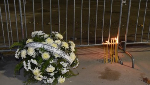 DELEGACIJA FSS NA MESTU TRAGEDIJE: Fudbalski savez Srbije odao počast poginulima u Novom Sadu (FOTO) DELEGACIJA FSS NA MESTU TRAGEDIJE: Fudbalski savez Srbije odao počast poginulima u Novom Sadu (FOTO)