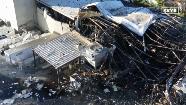 ПОВРЕЂЕНО ВИШЕ ОСОБА, ДВЕ У КРИТИЧНОМ СТАЊУ: Експлозија у фабрици, званичници упутили важан апел (ФОТО/ВИДЕО) ПОВРЕЂЕНО ВИШЕ ОСОБА, ДВЕ У КРИТИЧНОМ СТАЊУ: Експлозија у фабрици, званичници упутили важан апел (ФОТО/ВИДЕО)