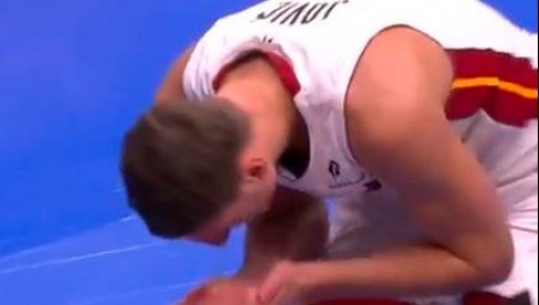 SRBIN KRVAV NAPUSTIO TEREN! Užasna povreda Nikole Jovića protiv Detroita (VIDEO) SRBIN KRVAV NAPUSTIO TEREN! Užasna povreda Nikole Jovića protiv Detroita (VIDEO)