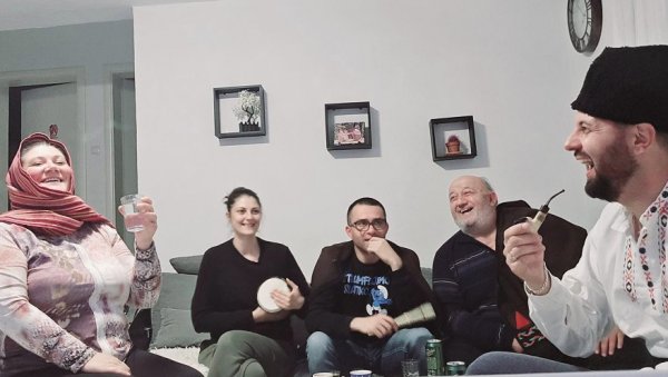 ТЕАТАР ИЗ ЕНКЛАВЕ: Професионалци оживели „Панетову љубав“ у аматерском позоришту ТЕАТАР ИЗ ЕНКЛАВЕ: Професионалци оживели „Панетову љубав“ у аматерском позоришту