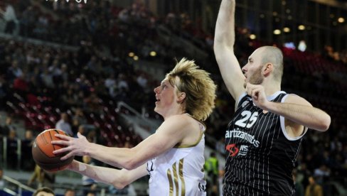 HAOS U ŽIVOTU POZNATOG KOŠARKAŠA! Pokušao da siluje devojku dok je u kući bilo dete HAOS U ŽIVOTU POZNATOG KOŠARKAŠA! Pokušao da siluje devojku dok je u kući bilo dete