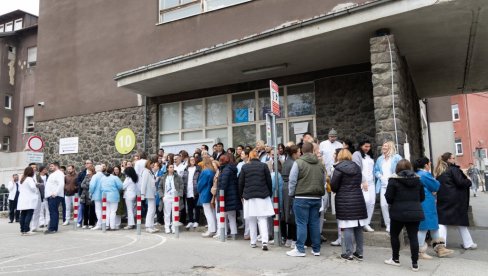 ŠTRAJK UŠAO U TREĆI DAN: Radnici u komšiluku ne odustaju od svojih zahteva ŠTRAJK UŠAO U TREĆI DAN: Radnici u komšiluku ne odustaju od svojih zahteva