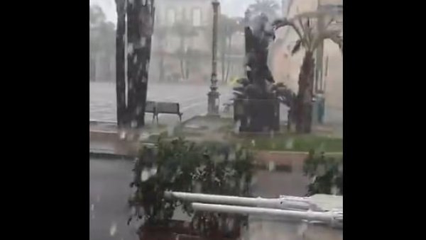 ВОДА ОДВЛАЧИЛА АУТОМОБИЛЕ У МОРЕ: Сицилија погођена поплавама (ВИДЕО) ВОДА ОДВЛАЧИЛА АУТОМОБИЛЕ У МОРЕ: Сицилија погођена поплавама (ВИДЕО)