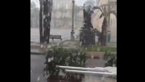 VODA ODVLAČILA AUTOMOBILE U MORE: Sicilija pogođena poplavama (VIDEO) VODA ODVLAČILA AUTOMOBILE U MORE: Sicilija pogođena poplavama (VIDEO)