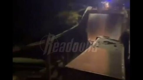SRUŠIO SE MOST NA KRIMU: Ima povređenih - zastrašujući snimci sa mesta nesreće (VIDEO) SRUŠIO SE MOST NA KRIMU: Ima povređenih - zastrašujući snimci sa mesta nesreće (VIDEO)