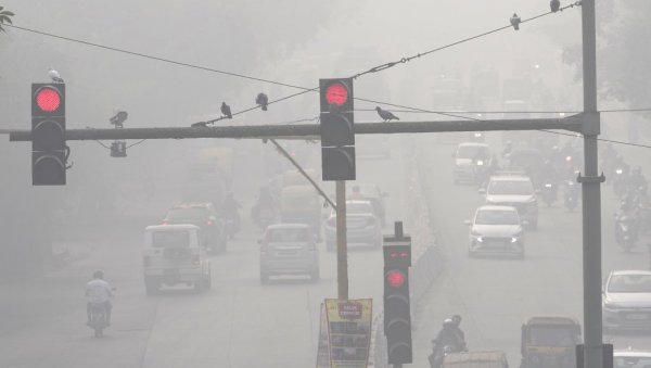 ОДЛОЖЕНИ ЛЕТОВИ ЗБОГ ТОКСИЧНОГ СМОГА: Криза у Њу Делхију се наставља (ФОТО) ОДЛОЖЕНИ ЛЕТОВИ ЗБОГ ТОКСИЧНОГ СМОГА: Криза у Њу Делхију се наставља (ФОТО)