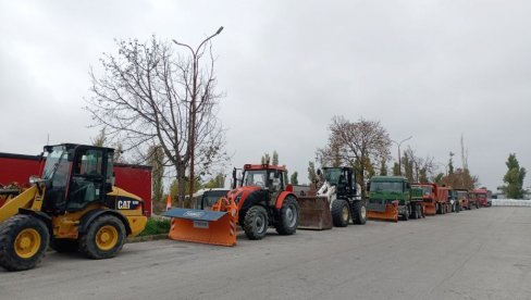 ZIMA MOŽE DA POČNE: U Bačkoj Palanci spremne mašine i radnici, obezbeđene dovoljne količine soli ZIMA MOŽE DA POČNE: U Bačkoj Palanci spremne mašine i radnici, obezbeđene dovoljne količine soli