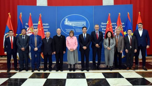 SARADNJA I U POLJOPRIVREDI: Maja Gojković sa direktorom Kompanije Linglong(FOTO) SARADNJA I U POLJOPRIVREDI: Maja Gojković sa direktorom Kompanije Linglong(FOTO)