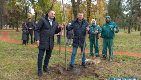 ZA PARK PUN AUTOHTONIH VRSTA: U Zrenjaninu posađena prva od 250 sadnica lipe, u planu i lišćar, hrast i javor ZA PARK PUN AUTOHTONIH VRSTA: U Zrenjaninu posađena prva od 250 sadnica lipe, u planu i lišćar, hrast i javor