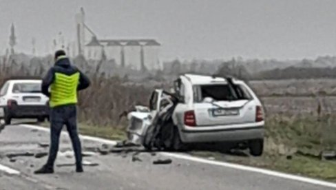 PRVA SLIKA SA MESTA STRAŠNE NESREĆE KOD VRŠCA: Poginuli otac (35) i dete (2) (FOTO) PRVA SLIKA SA MESTA STRAŠNE NESREĆE KOD VRŠCA: Poginuli otac (35) i dete (2) (FOTO)