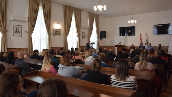 МИНИСТАРСТВО ПОЧЕЛО ЕДУКАТИВНИ КАРАВАН: О превенцији кардиоваскуларних болести у Неготину и Кладову МИНИСТАРСТВО ПОЧЕЛО ЕДУКАТИВНИ КАРАВАН: О превенцији кардиоваскуларних болести у Неготину и Кладову