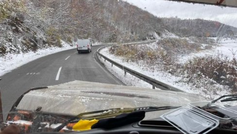 VIKENDAŠI, OPREZNO PREMA ZLATIBORU I TARI: Poledica, ledena kiša i gužva na magistrali VIKENDAŠI, OPREZNO PREMA ZLATIBORU I TARI: Poledica, ledena kiša i gužva na magistrali