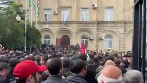 KORDON POLICIJE SPREČIO DEMONSTRANTE: Opozicija u Abhaziji pokušala da upadne u parlament (FOTO/VIDEO) KORDON POLICIJE SPREČIO DEMONSTRANTE: Opozicija u Abhaziji pokušala da upadne u parlament (FOTO/VIDEO)