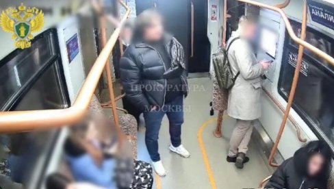 DRAMA U METROU: Pijani muškarac udario tinejdžera u lice (UZNEMIRUJUĆI VIDEO) DRAMA U METROU: Pijani muškarac udario tinejdžera u lice (UZNEMIRUJUĆI VIDEO)