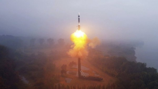 КИМОВЕ РАКЕТЕ ЦИЉАЈУ КИЈЕВ: Руси добили 5 нових балистичких ракета Пукгуксонг-2 домета минимум 1.200 км (ВИДЕО) КИМОВЕ РАКЕТЕ ЦИЉАЈУ КИЈЕВ: Руси добили 5 нових балистичких ракета Пукгуксонг-2 домета минимум 1.200 км (ВИДЕО)