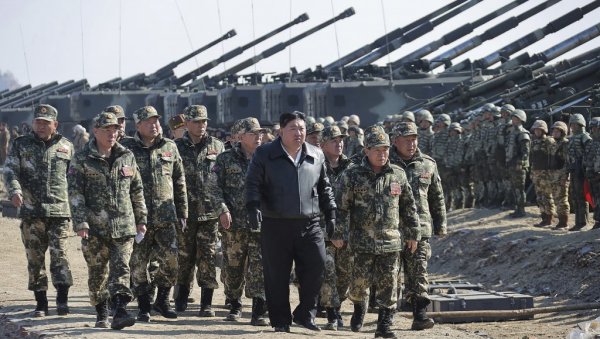 ПОГЛЕДАЈТЕ - КИМОВА МОЋНА АРТИЉЕРИЈА ДЕЈСТВУЈЕ У КУРСКОЈ ОБЛАСТИ: Руси већ користе севернокорејске хаубице калибра 170 мм (ВИДЕО) ПОГЛЕДАЈТЕ - КИМОВА МОЋНА АРТИЉЕРИЈА ДЕЈСТВУЈЕ У КУРСКОЈ ОБЛАСТИ: Руси већ користе севернокорејске хаубице калибра 170 мм (ВИДЕО)