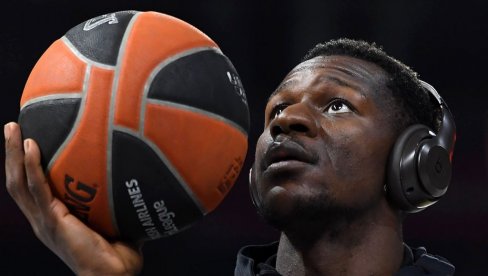 ДА СЕ ВРАТИМО КОШАРЦИ КОЈУ ОБИЧНО ИГРАМО... Исак Бонга пред меч Олимпијакос - Партизан