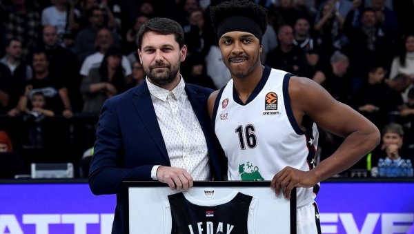 БИЛО ЈЕ ЛУДИЛО! Смеће, лименке, лед... Зек Ледеј о дуелима Партизана и Црвене звезде БИЛО ЈЕ ЛУДИЛО! Смеће, лименке, лед... Зек Ледеј о дуелима Партизана и Црвене звезде