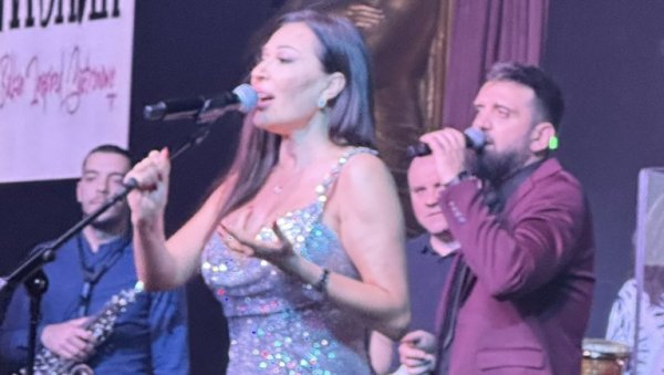 БУЈИЦА ЕМОЦИЈА У ЕМИРАТИМА: Цеца Ражнатовић очарала публику у Дубаију (ФОТО/ВИДЕО) БУЈИЦА ЕМОЦИЈА У ЕМИРАТИМА: Цеца Ражнатовић очарала публику у Дубаију (ФОТО/ВИДЕО)