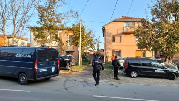 ЂАВО ЈУ ЈЕ УБИО, А НЕ ЈА! Језиве сцене у новосадском насељу - Син запомаже у марици, док из куће износе тело убијене мајке (ФОТО/ВИДЕО) ЂАВО ЈУ ЈЕ УБИО, А НЕ ЈА! Језиве сцене у новосадском насељу - Син запомаже у марици, док из куће износе тело убијене мајке (ФОТО/ВИДЕО)